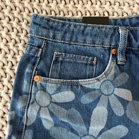 NWT Blank NYC Fresh as a Daisy Floral Pattern The Reeve High-Rise Ribcage Shorts - Picture 7 of 13